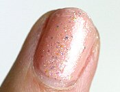 全体にオーロラマニキュアを塗る